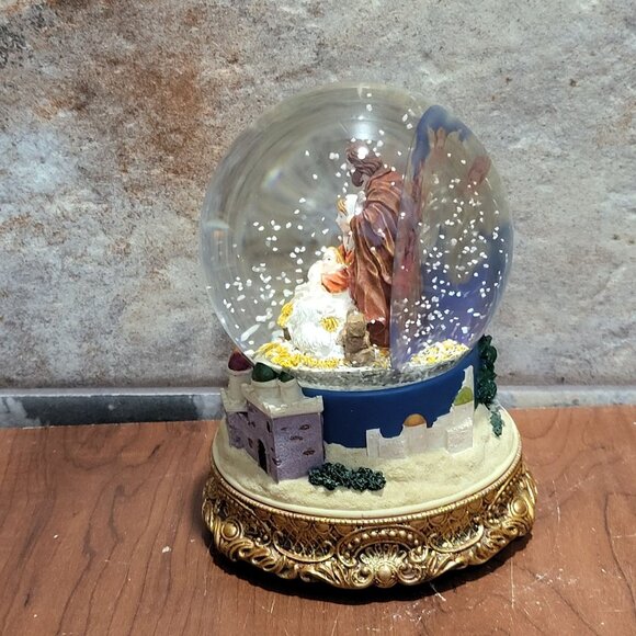 Manger Scene Water Globe Music Box Plays Joy To The World - Picture 12 of 13